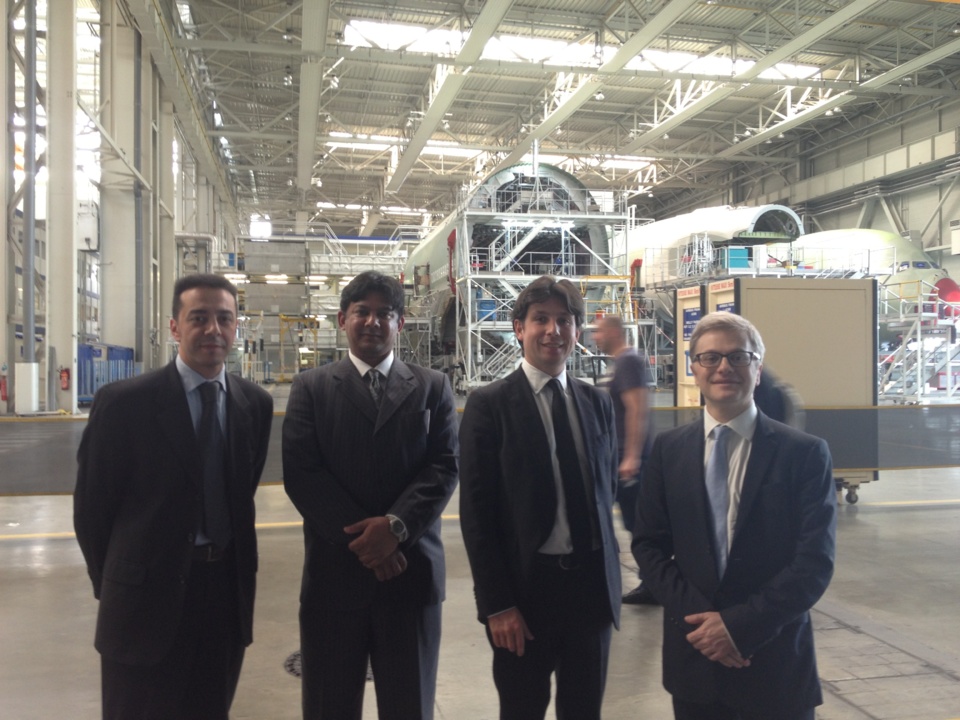 Visite de l'usine Lagardère d'assemblage de l'A380 (de gauche à droit, M. Karim Rahhaoui, consul honoraire du Mali à Toulouse,  	  M. Anshuman Gaur, premier secrétaire de l'ambassade d'Inde à Paris, en charge des affaires économiques, M. Romain Cujives, conseiller-délégué de la Mairie de Toulouse, en charge des relations internationales, et CLE, avril 2013)