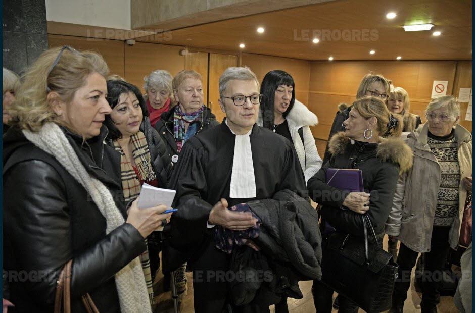 c-est-une-satisfaction-si-tout-va-bien-on-aura-une-decision-sur-le-fond-avant-la-fin-2018-a-predit-me-christophe-leguevaques-entoure-par-une-dizaine-de-plaignantes-qu-il-represente-photo-joel-philippon-1514382832 c-est-une-satisfaction-si-tout-va-bien-on-aura-une-decision-sur-le-fond-avant-la-fin-2018-a-predit-me-christophe-leguevaques-entoure-par-une-dizaine-de-plaignantes-qu-il-represente-photo-joel-philippon-1514382832