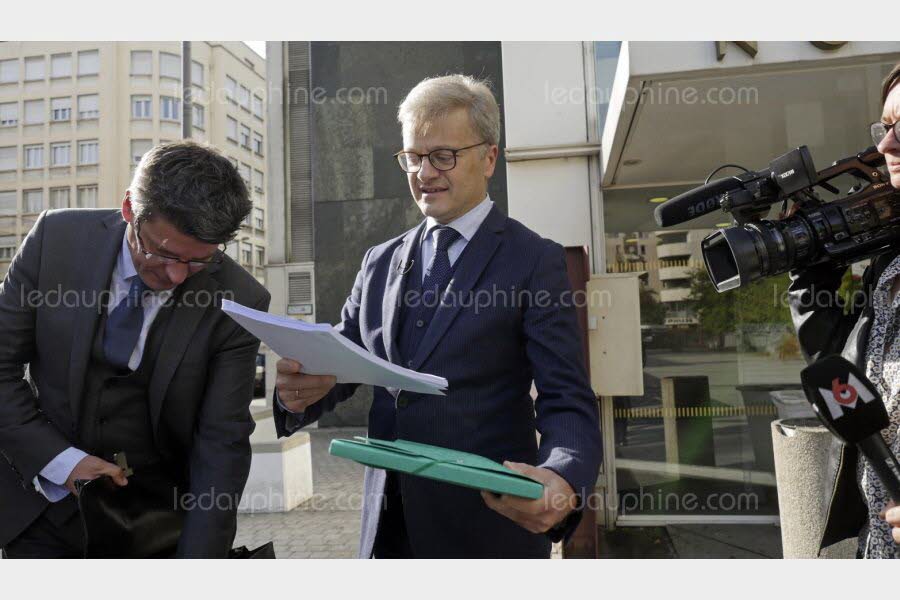 les-avocats-christophe-leguevaques-et-franck-peyron-avocats-au-barreau-de-toulouse-et-de-lyon-ont-centralise-les-milliers-de-dossiers-photo-lpr-pierre-augros-1513633119 les-avocats-christophe-leguevaques-et-franck-peyron-avocats-au-barreau-de-toulouse-et-de-lyon-ont-centralise-les-milliers-de-dossiers-photo-lpr-pierre-augros-1513633119